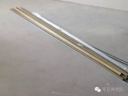 家里裝個吊頂一月用了1000元電，劣質吊頂你敢用？