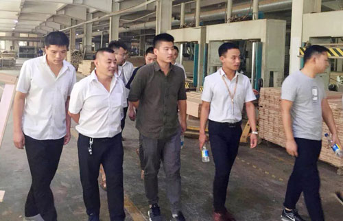 恒大集團蒞臨群升門業考察，對新型避難間防火門予以肯定