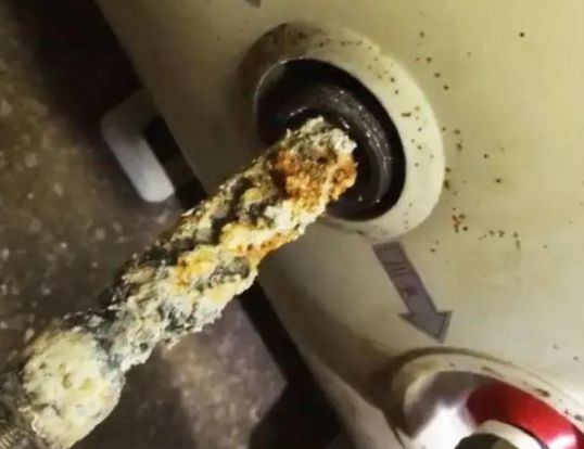 20元的電熱水器鎂棒，自己一樣可以輕松替換！