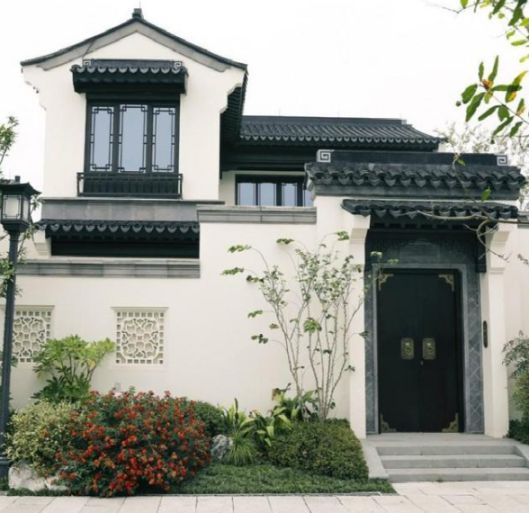 慢慢的大家會選擇中式復古門窗，因為它正好彰顯出個人氣質
